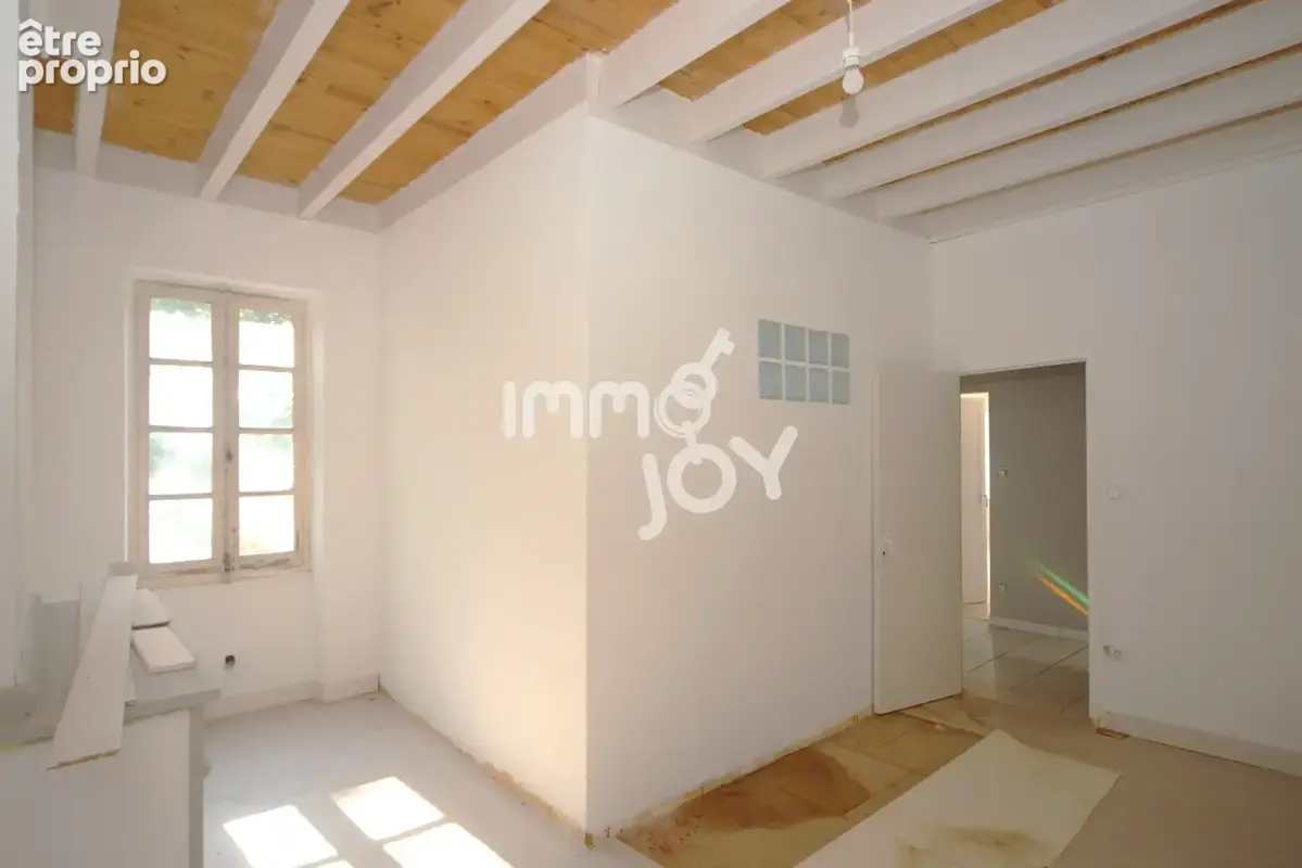 Maison 19e, 133 m2, T5, sur 2 niveaux, cave semi-enterrée 50 m2, garage 42 m2, dépendances, terrain divisible. - photo 7