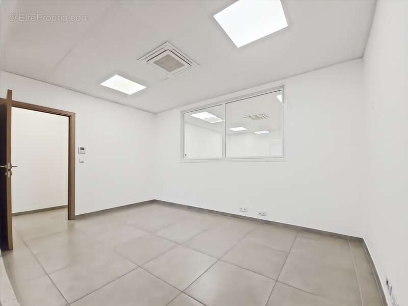 SARROLA CARCOPINO (20) locaux commerciaux- bureaux secteur Baléone - photo 8