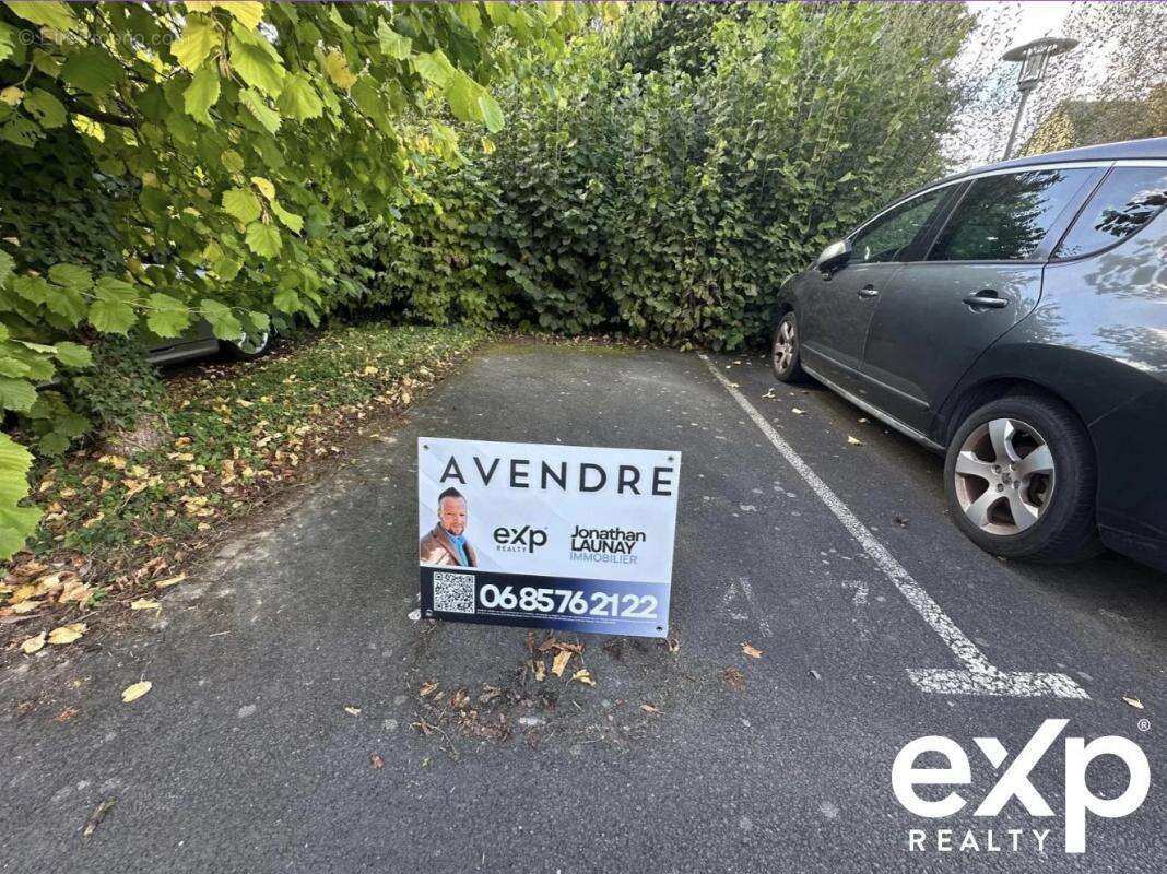 Parking à LA CHAPELLE-DES-FOUGERETZ