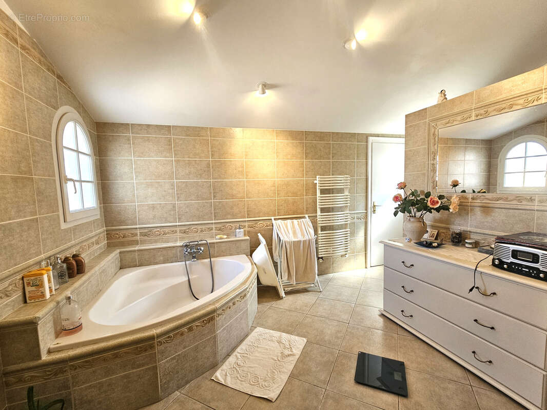 Maison familiale 160 m2   4 chambres + bureau   Terrain 994 m2 - photo 4