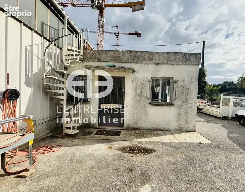 A VENDRE ENTREPÔT à ST ANDRE DE LA ROCHE d'une superficie de 400m² avec Bureaux et Extérieur de 500m² - photo 6