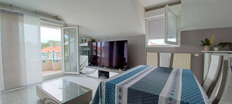 GEX   Appartement T4 de 84 m2 en dernier étage avec terrasse . - photo 2