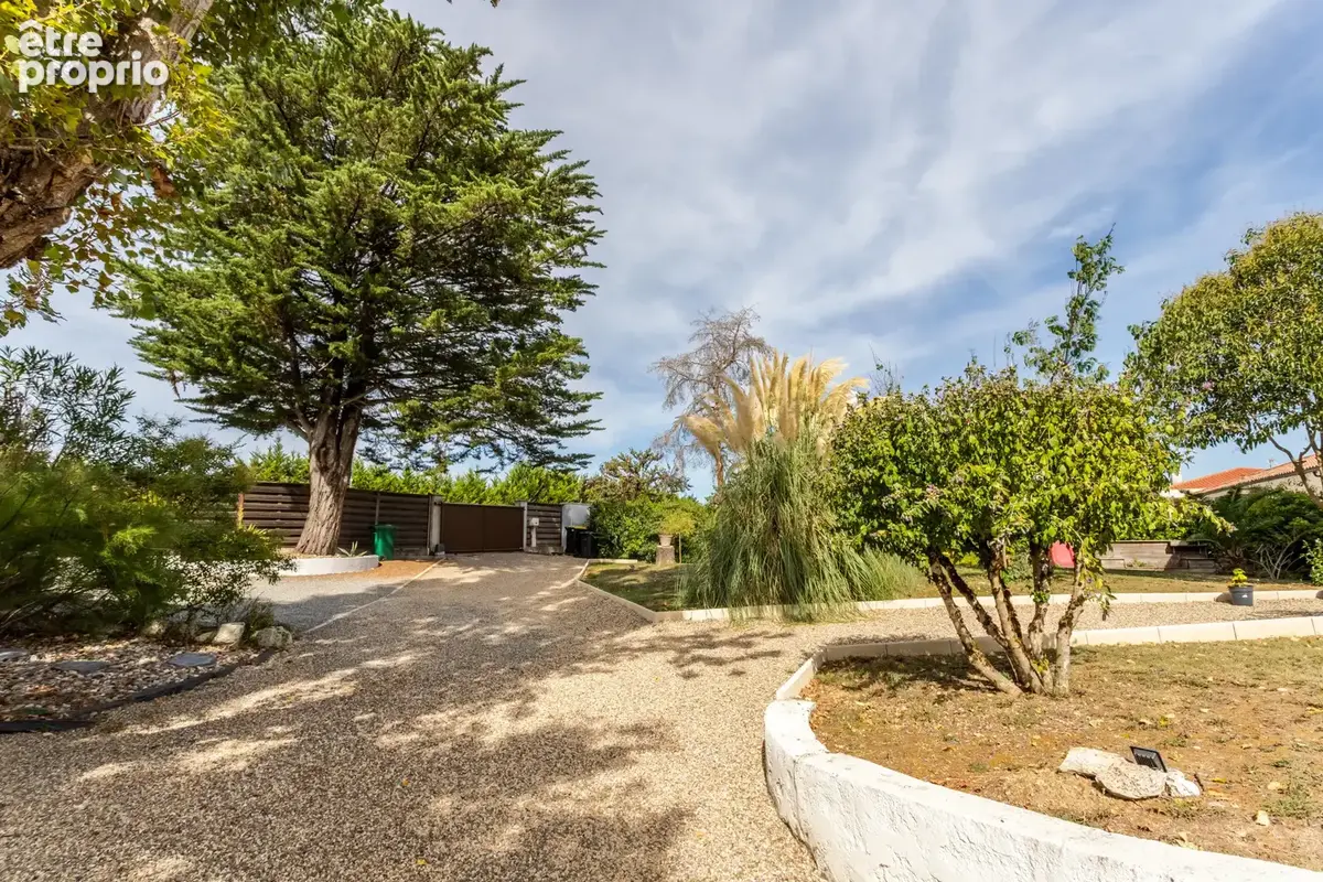 Une maison moderne avec piscine, jardin et parking - photo 4