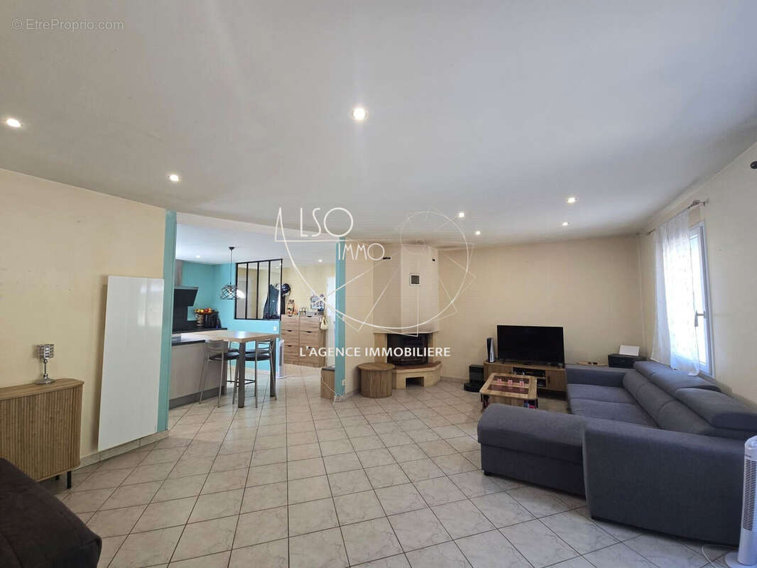 Photo sans retouche IA - Maison à L'ILE-D'OLONNE