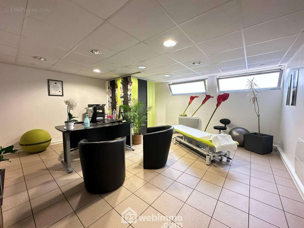 Un salle de réception de 26 m² avec ... - Commerce à LAON