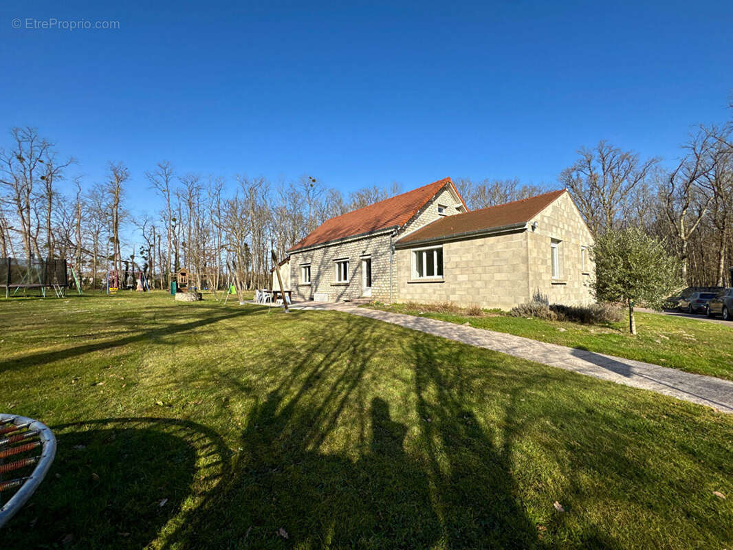 Maison à SULLY-LA-CHAPELLE