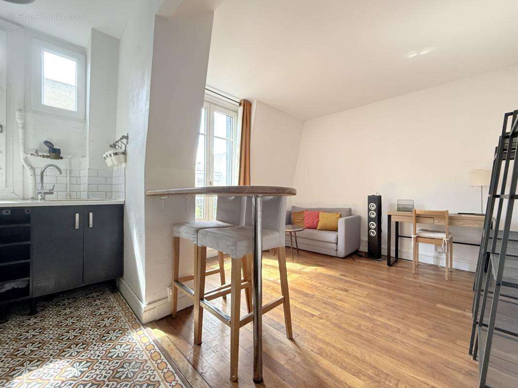 2 pièces en dernier étage, idéalement situé ! - photo 3