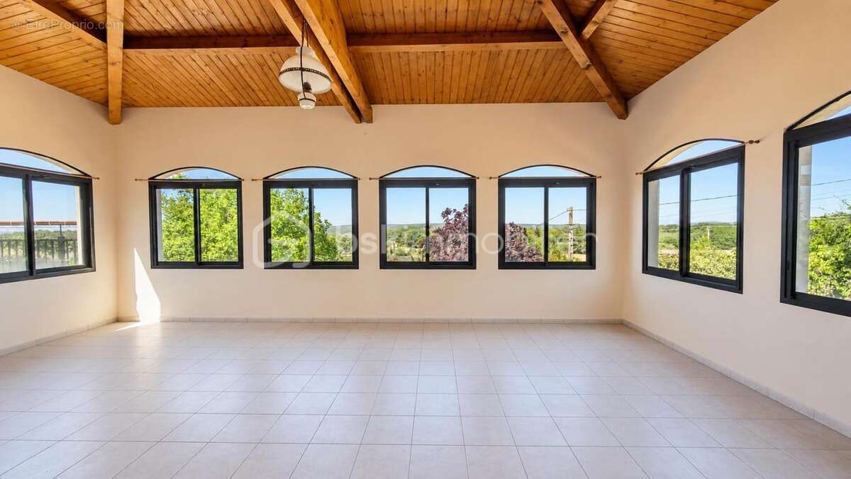 Maison traditionnelle avec très belle vue, grands volumes et terrain de plus de 2 000 m² - photo 10