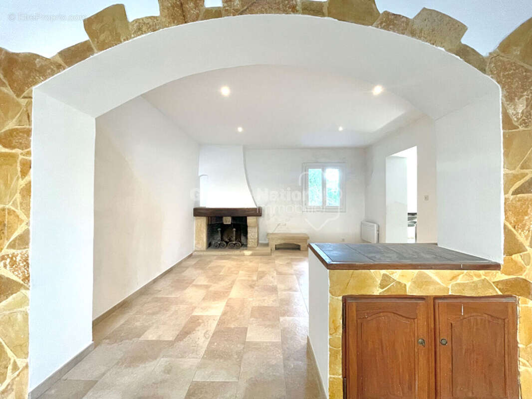 Propriété de 175 m² avec 2 Appartements et 26 000 m² de Terrain - photo 6