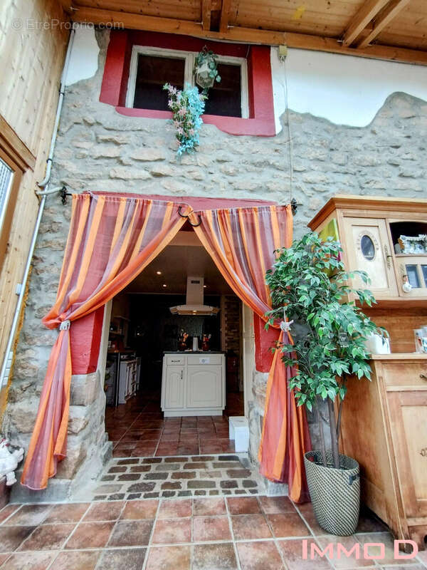 Maison à LA CHAPELLE-DEVANT-BRUYERES