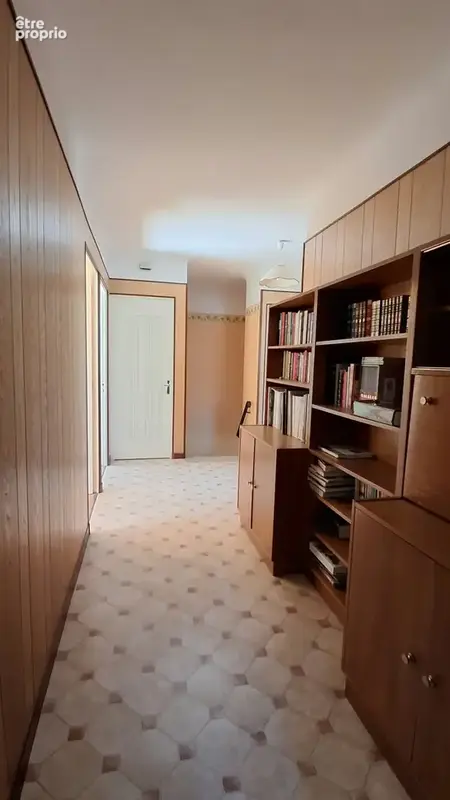 Située à proximité des commodités, maison en rez de chaussée surélevée de 133 m2 habitables sur beau terrain d - photo 10
