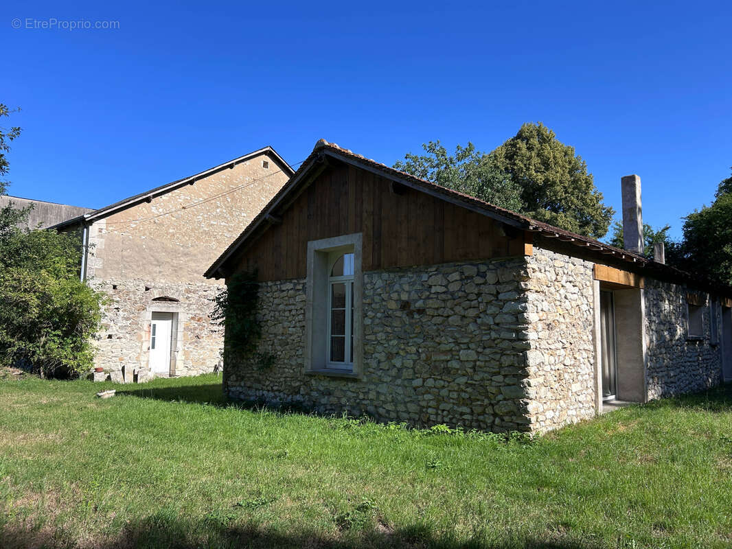 propriété située en  hameau Maison 100 m2 entièrement rénovée avec dépendances et terrain de plus d'un hectare - photo 3