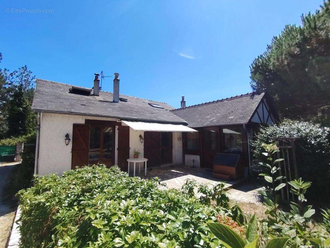 Maison de caractère sur un terrain de 10 816 m² - photo 2