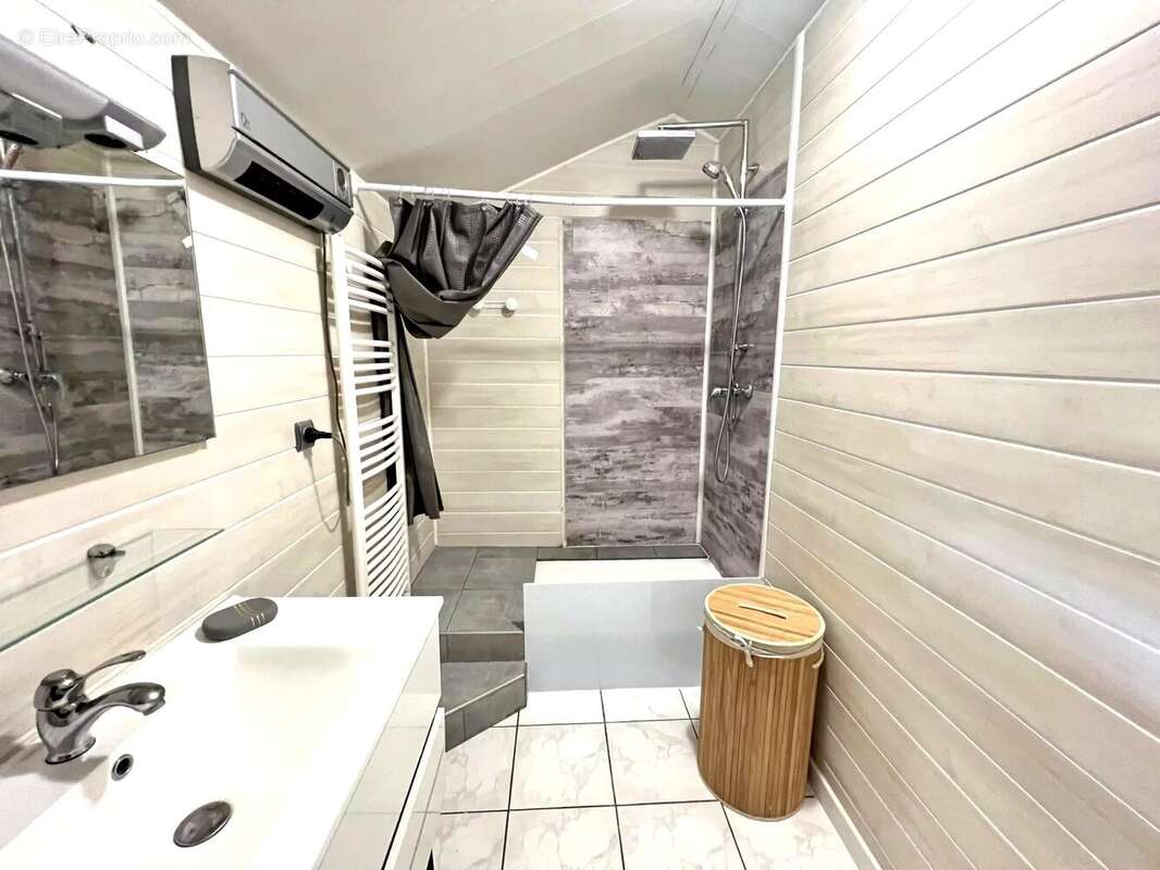 Appartement à SAINT-JULIEN-LES-ROSIERS