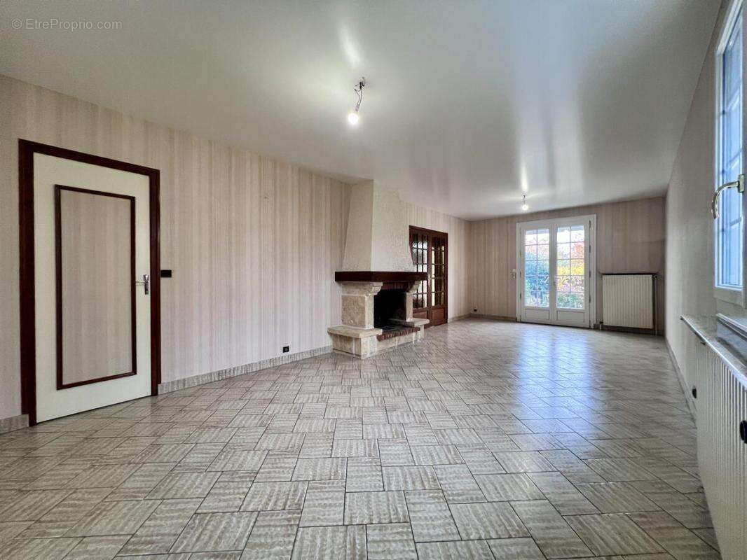 Maison à SAINT-JEAN-DE-BRAYE