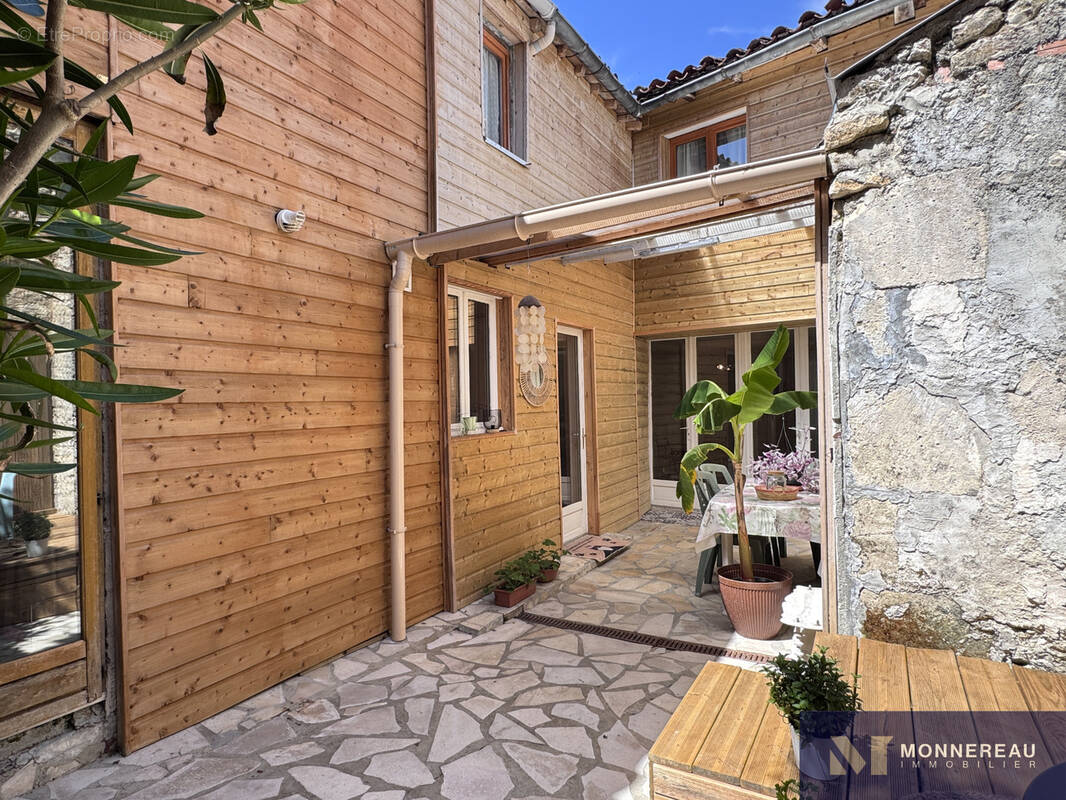 Maison à BARBEZIEUX-SAINT-HILAIRE
