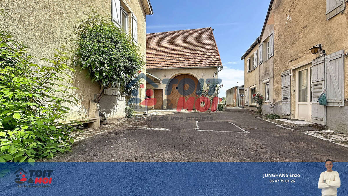 Maison à COMBEAUFONTAINE