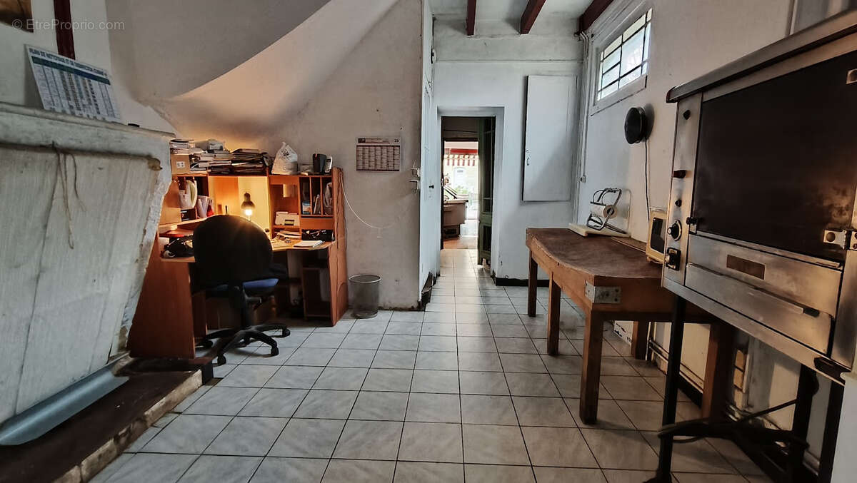 Commerce à SAINT-CHRISTOLY-DE-BLAYE