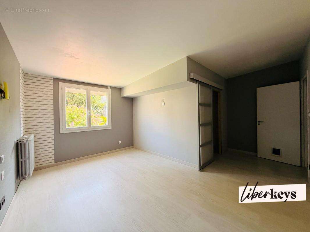 La châtaigneraie – maison de ville 269 m² avec studio indépendant : résidence familiale ou investissement locatif à fort potenti - photo 13