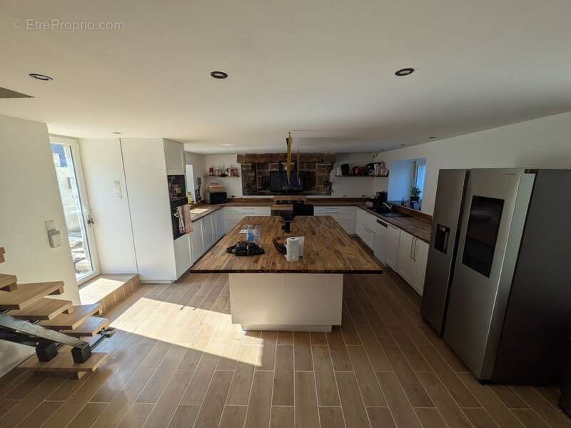 Séglien en campagne longère en pierre rénovée avec vie de plain pied de 243m², garage, atelier et dépendance parcelle de 7125m² - photo 4