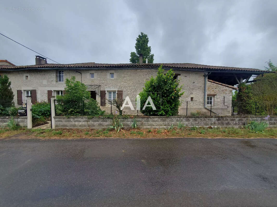 Maison à LES ADJOTS