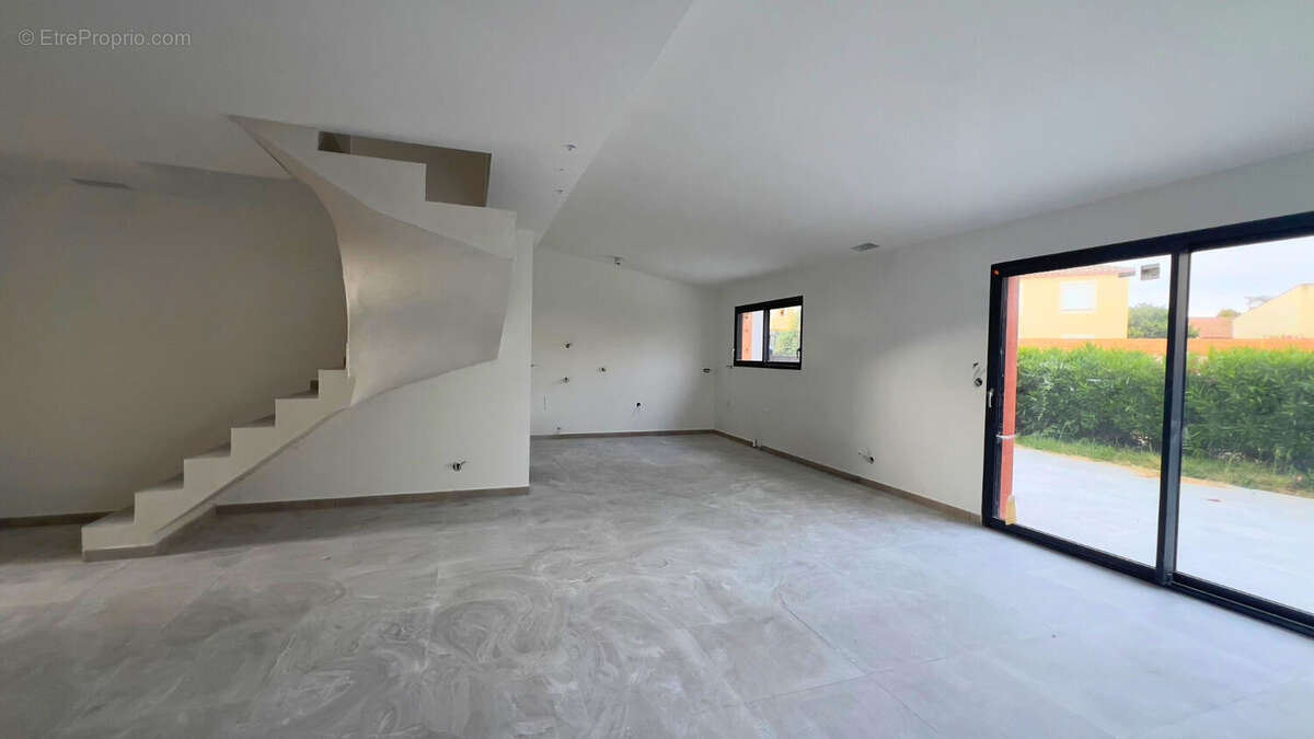 Maison à NISSAN-LEZ-ENSERUNE