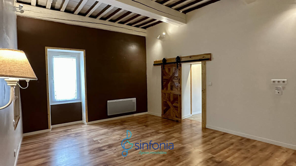 Maison à SAINT-CHAPTES