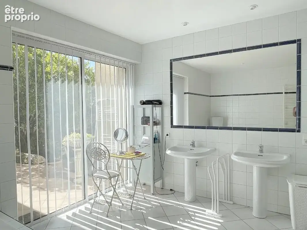 Une maison en pierres autour de sa piscine - photo 15