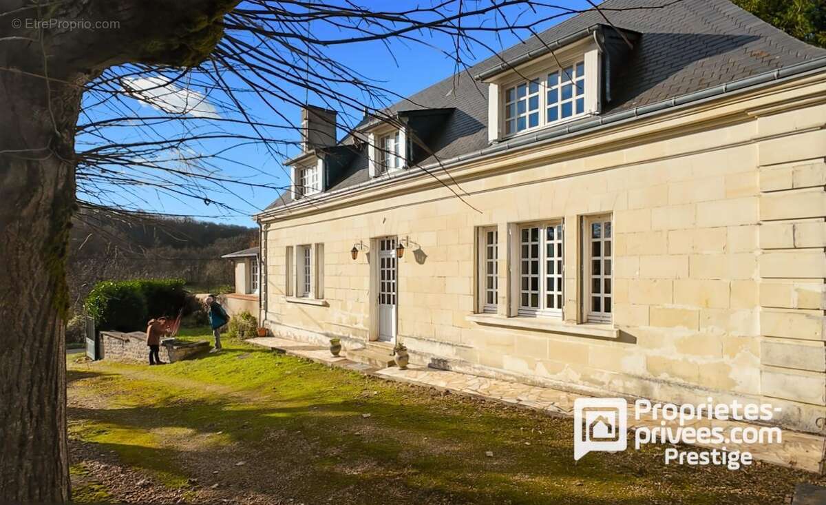 Propriété de charme .Maison bourgeoise en tuffeau, dépendance XVII, parc paysager - photo 2