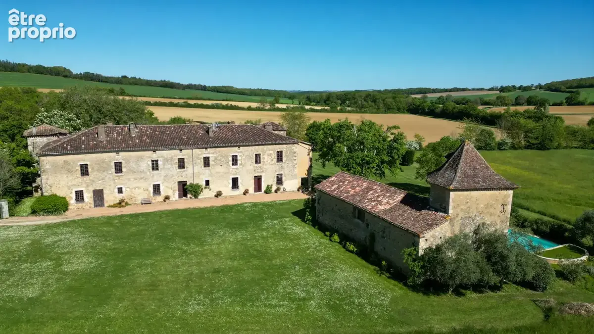 Château gascon du XV° siècle, près de Lectoure, remanié au XVI° dans le goût de la Renaissance italienne - photo 34