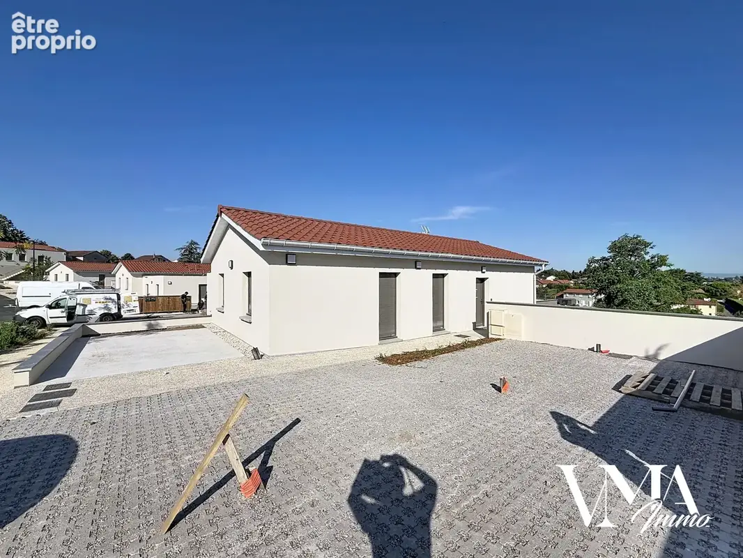 La Tour-de-Salvagny , Appartement T4 de 80 m2 avec terrasse et stationnements - photo 3