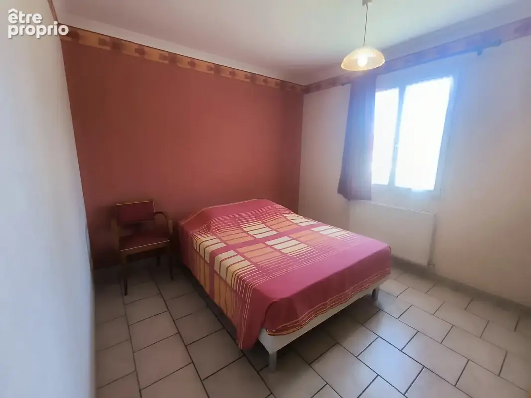 Maison de plain-pied avec jardin arboré, terrasse et dépendance - photo 8