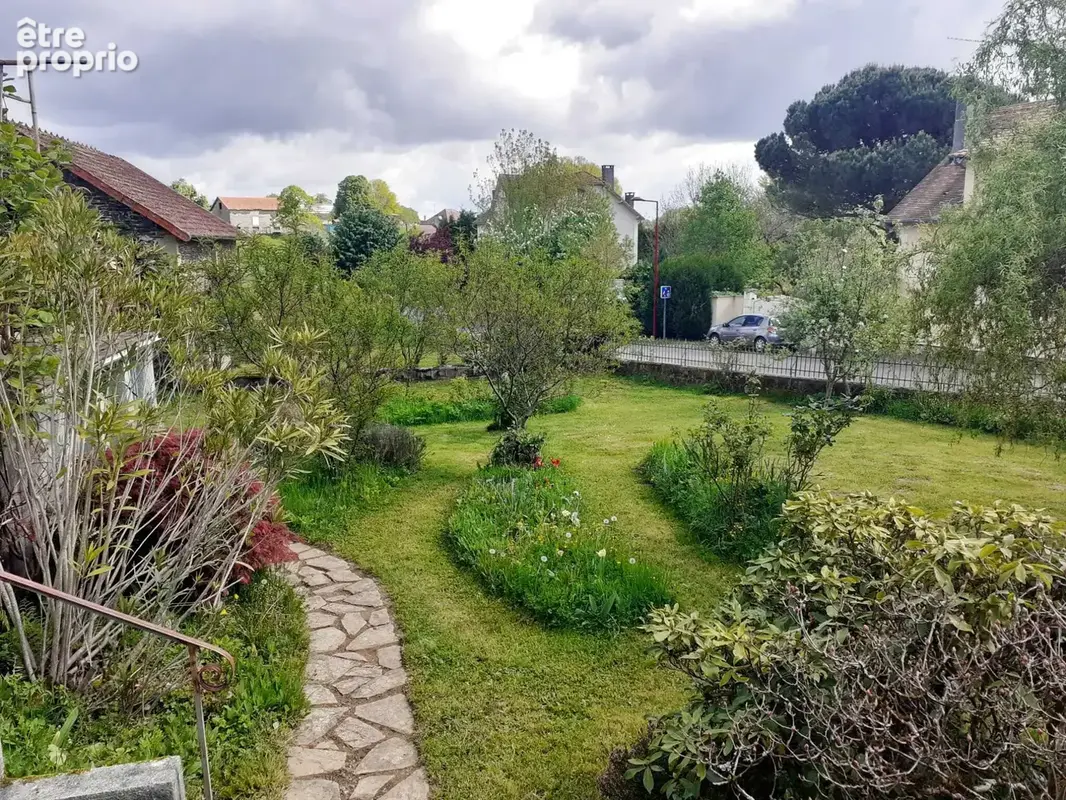 Maison de bourg rénovée avec grand jardin arboré - photo 4