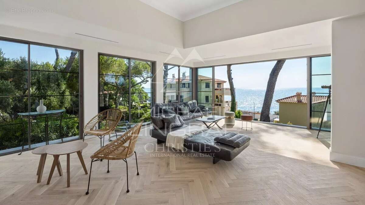 Exclusivité – Villa d’exception avec vue mer sur la baie de la Garoupe - photo 3