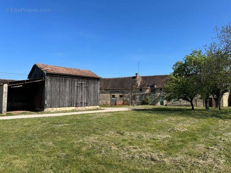 GRISELLE - Corps de ferme entier 9 bâtiments - Terrain de 4 212 m2 - photo 3