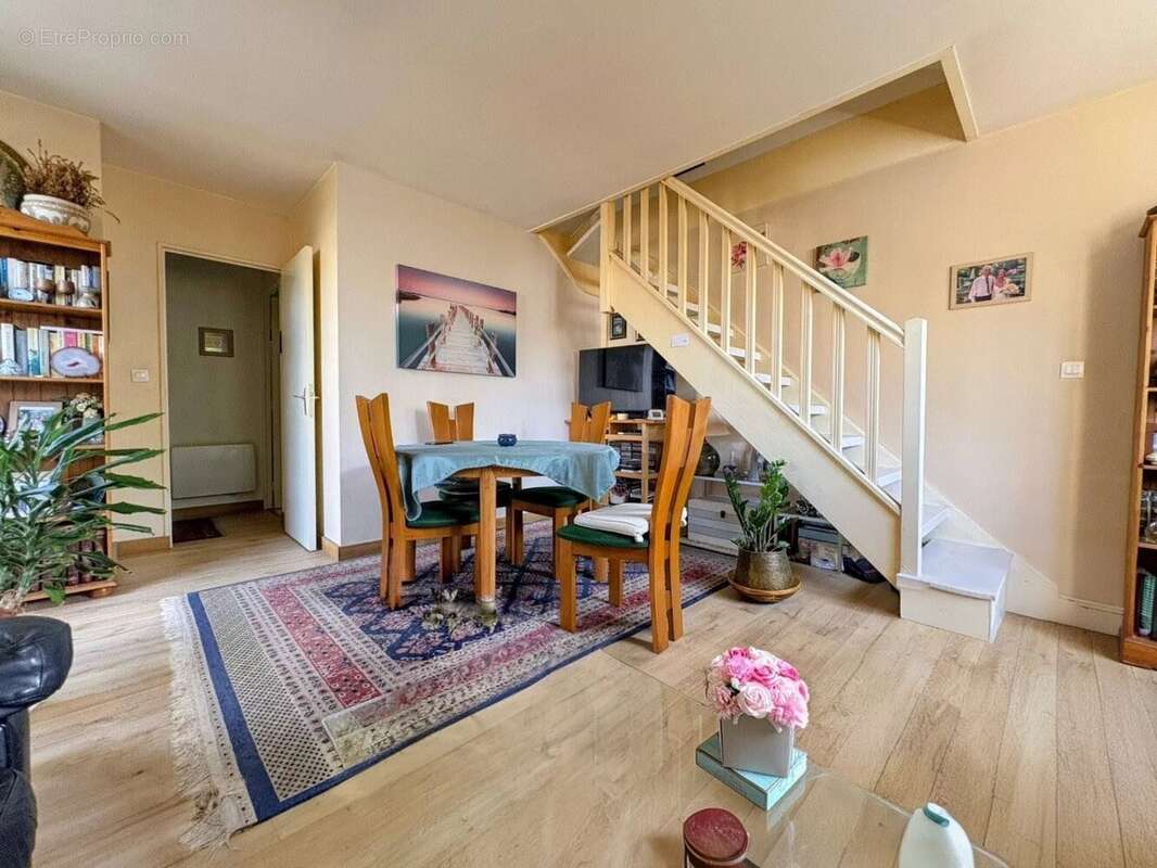 Duplex avec 2 chambres + garage + terrasse - photo 2