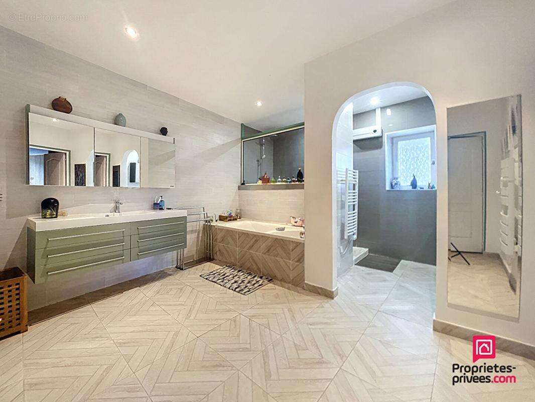 Maison à LE MELE-SUR-SARTHE