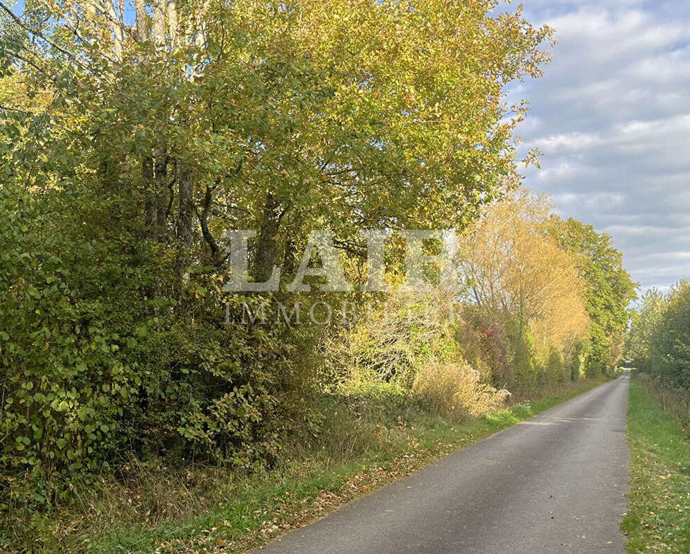 Terrain à SAINT-AQUILIN-DE-CORBION