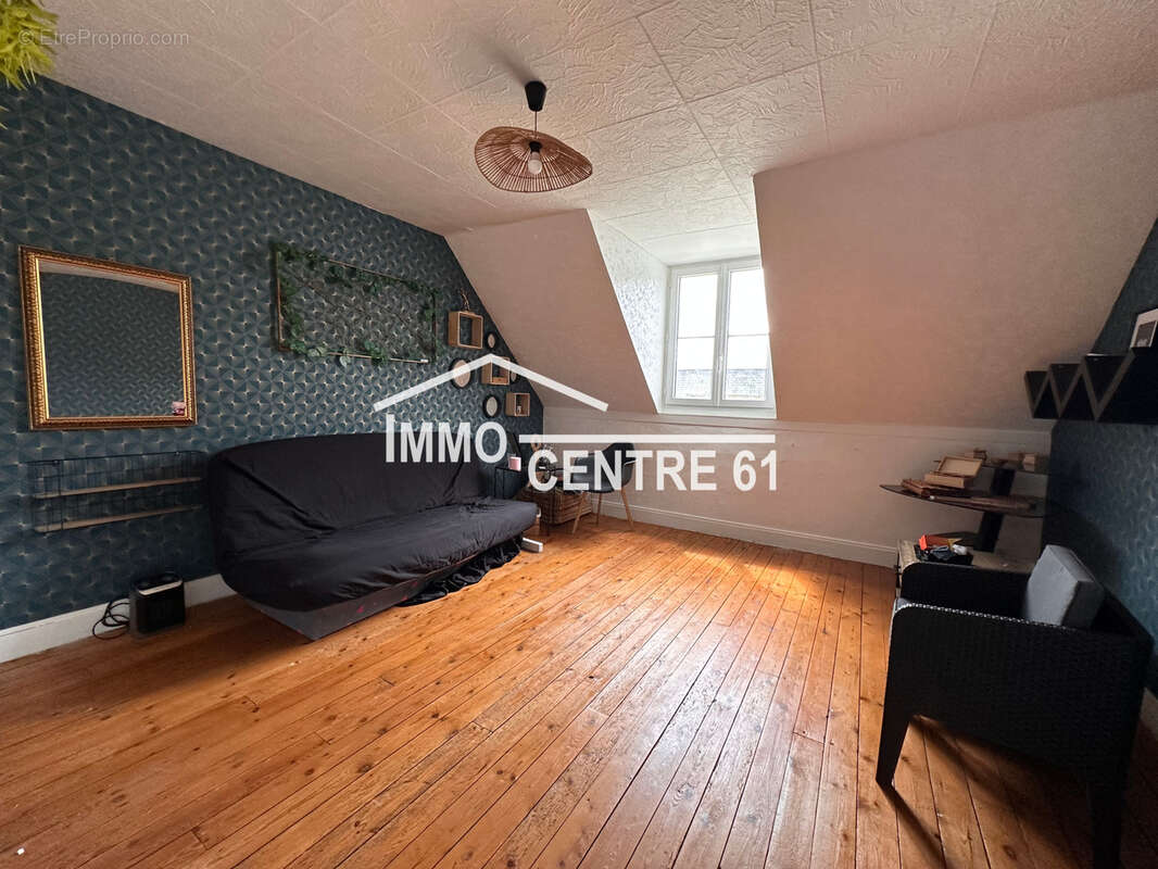 Immeuble comprenant Commerce + habitation Type T5 - photo 3