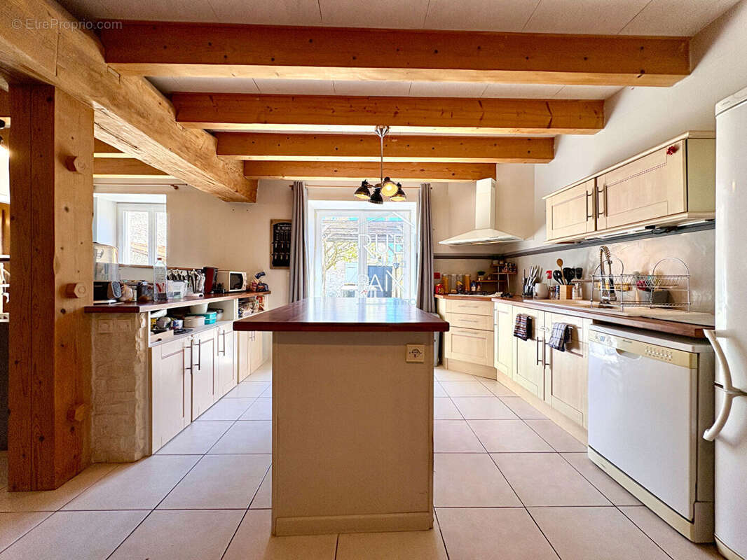 Maison Cherves 5 pièce(s) 140.89 m2 - photo 2