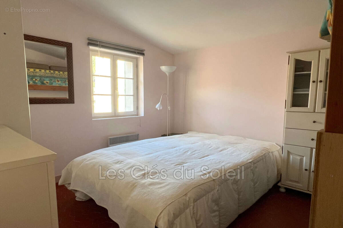 Maison 50 m² à Le Revest-Les-Eaux  - photo 2