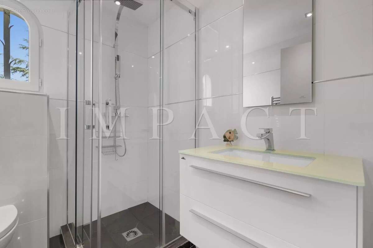 Maison à LA ROQUETTE-SUR-SIAGNE