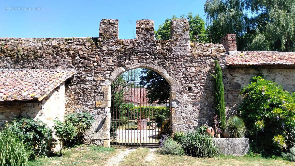 GATE - Maison à ANSAC-SUR-VIENNE