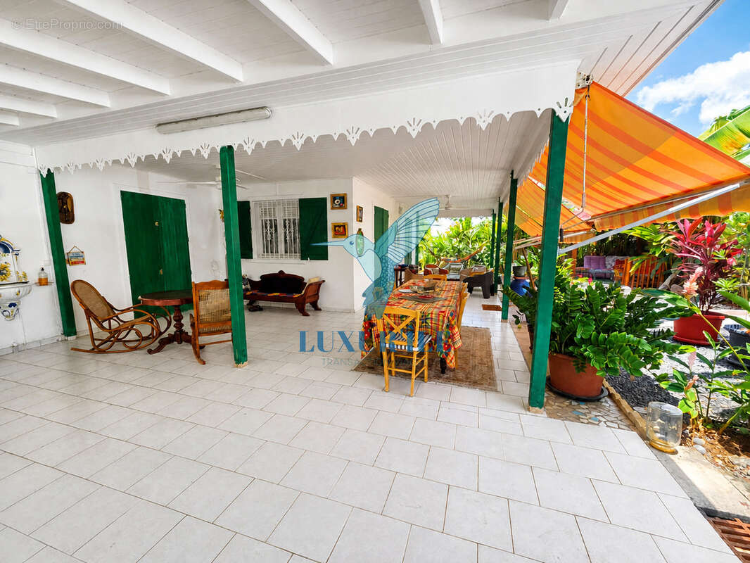 Baie-Mahault   Secteur recherché de La Jaille  Superbe villa T4 avec piscine et jardin - photo 17