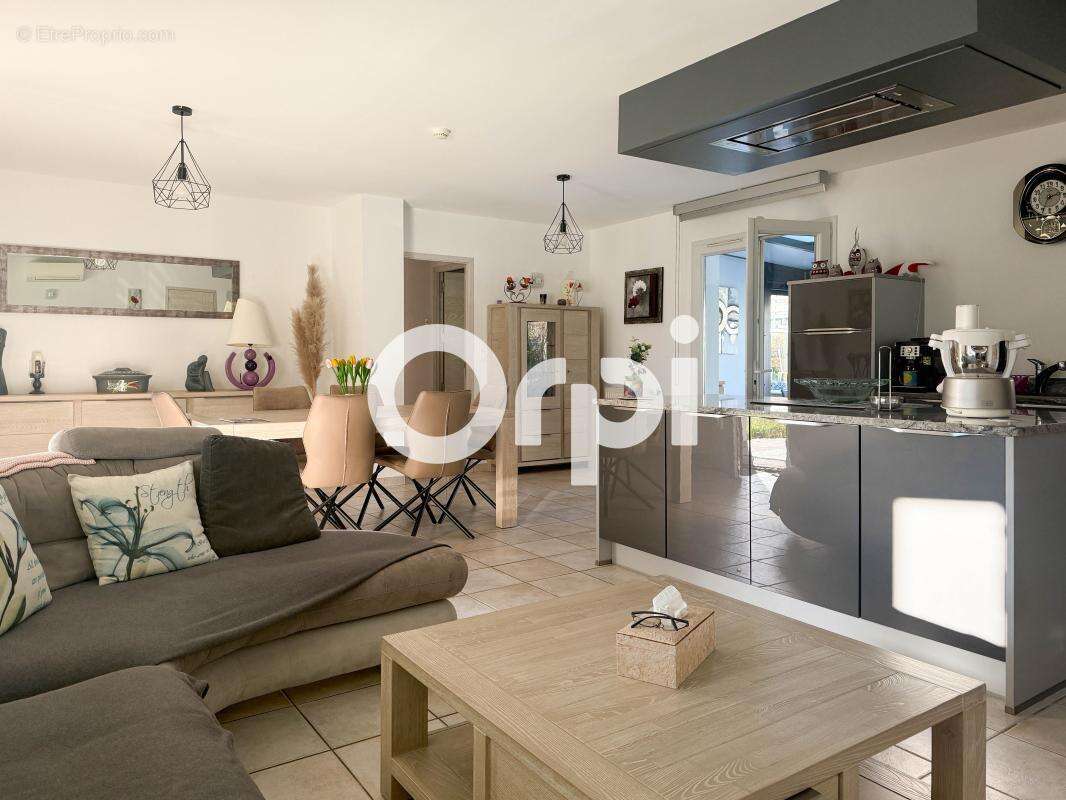 Maison à SAINT-LAURENT-DE-LA-PREE