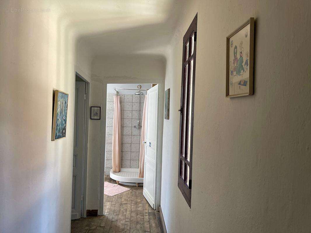 Maison authentique du XVIIIe siècle avec trois grandes granges, belle vue et terrain de 1,4 hectare - photo 12