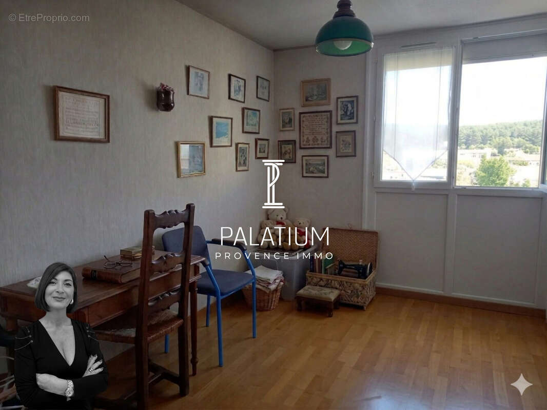 CHAMBRE - Appartement à SALON-DE-PROVENCE