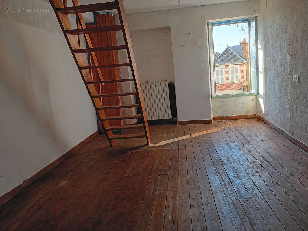 Maison à SURY-EN-VAUX