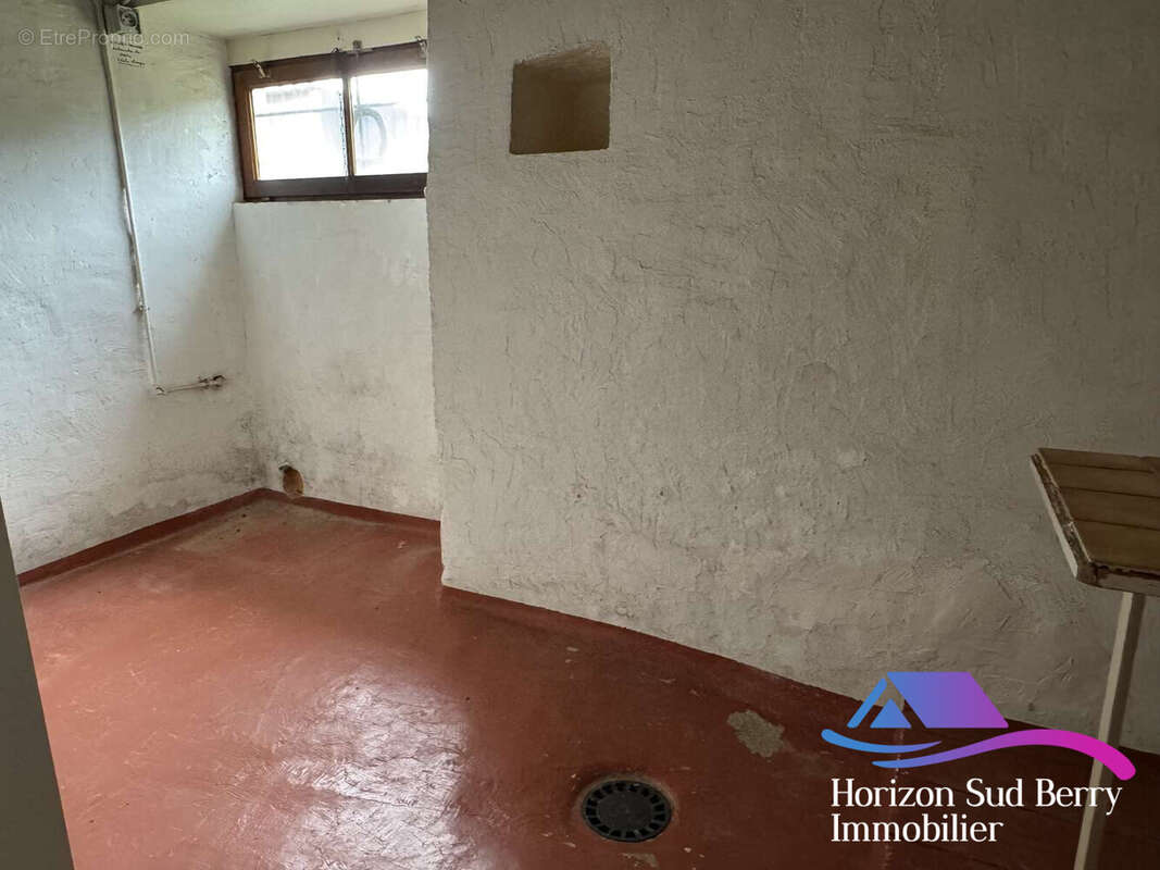 Buanderie exterieur - Maison à SAINT-SATURNIN