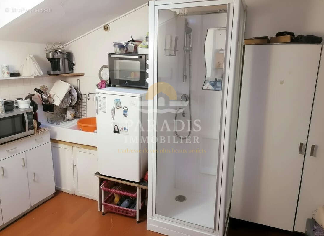 Studette mansardée - coin évier frigo et douche - Appartement à NICE